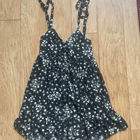 Size Medium* Sky and Sparrow Black Flower Dress - Picture 4 of 4
